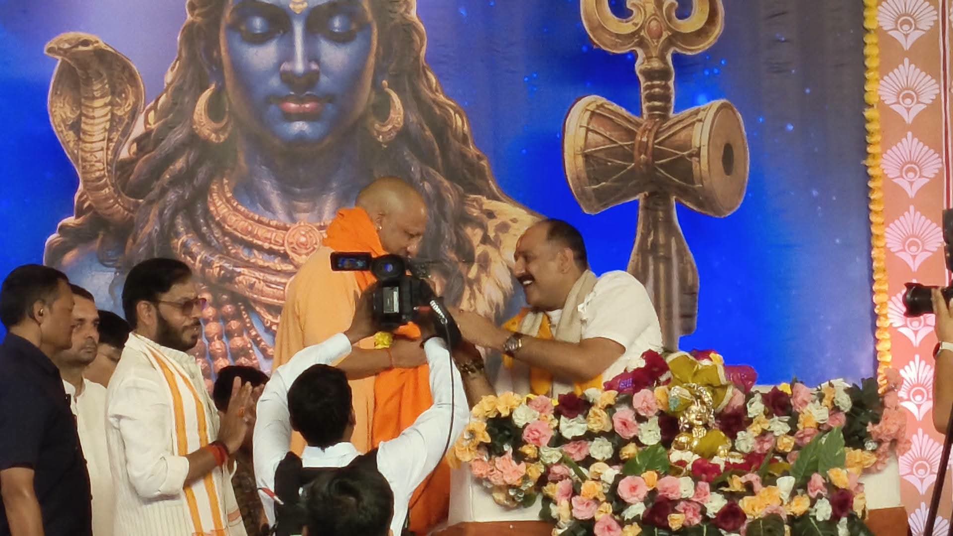 शिव महापुराण कथा में पहुंचे मुख्यमंत्री योगी आदित्यनाथ, बोले- लोकमंगल के लिए विष भी धारण करते हैं भगवान शिव